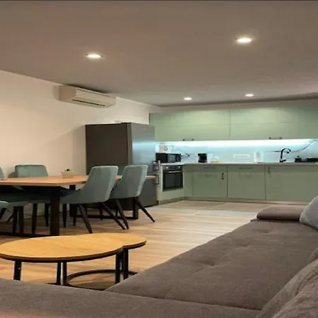 Vujina - One Bedroom And Balcony