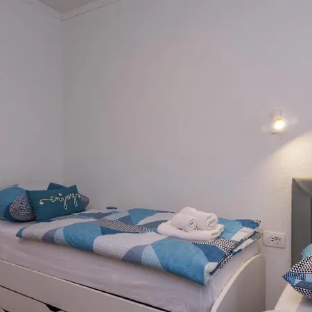 Vujina - One Bedroom And Balcony * Kaštela